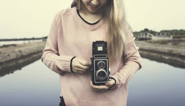 Žena držící fotoaparát — Stock fotografie