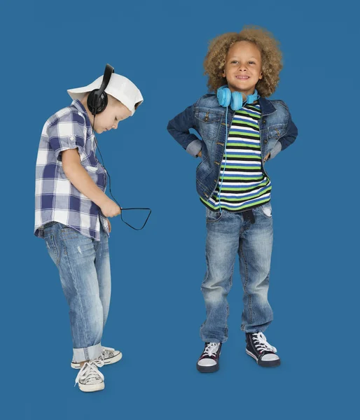 Meninos em fones de ouvido — Fotografia de Stock