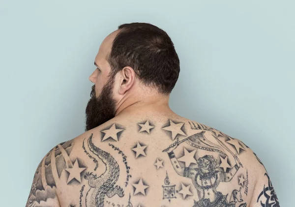 Hombre con tatuaje en la espalda —  Fotos de Stock