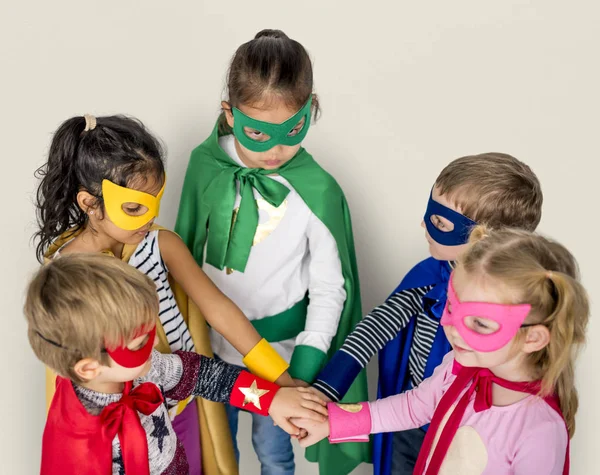 Kinderen in superheld kostuums — Stockfoto