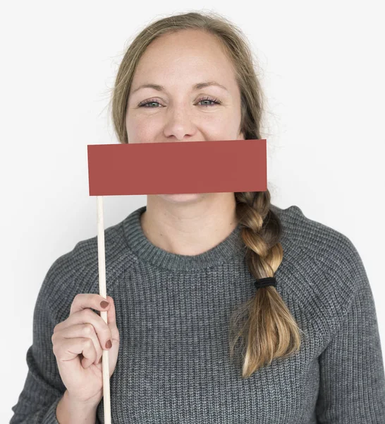 Mulher Segurando Bandeira em branco — Fotografia de Stock