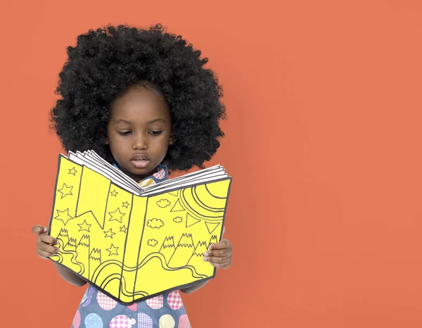 Маленька африканська дівчина читання книга — стокове фото