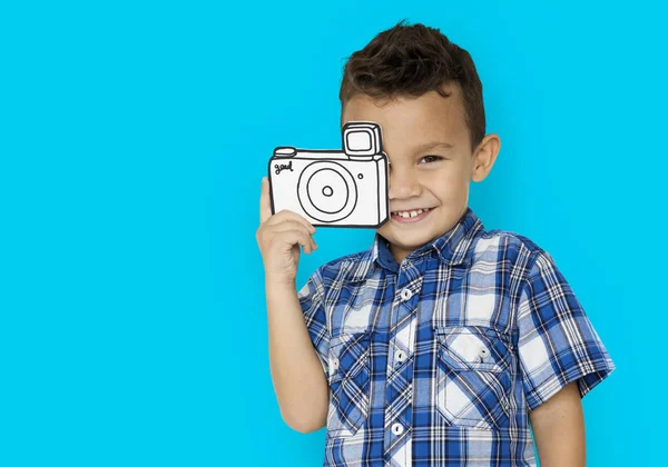 Jongen holding papier camera — Stockfoto