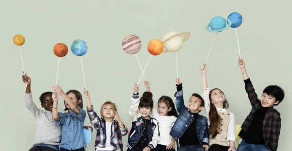 Çocuk güneş sistemi tutan — Stok fotoğraf