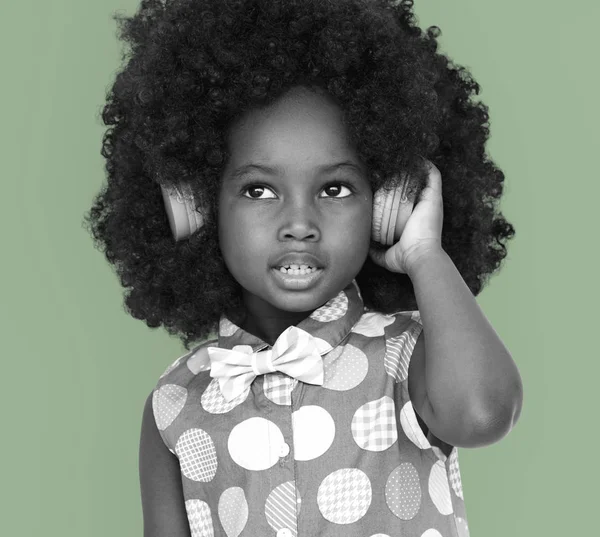Mała dziewczyna Afryki słuchanie muzyki — Zdjęcie stockowe