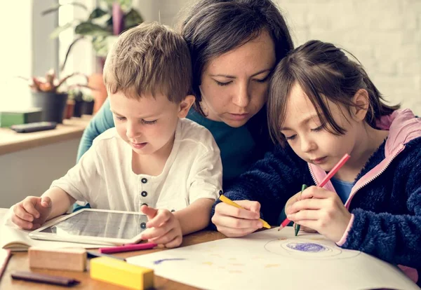 Moeder met zoon en dochter — Stockfoto