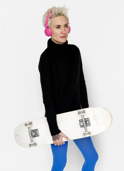 Donna che tiene Sketeboard — Foto Stock