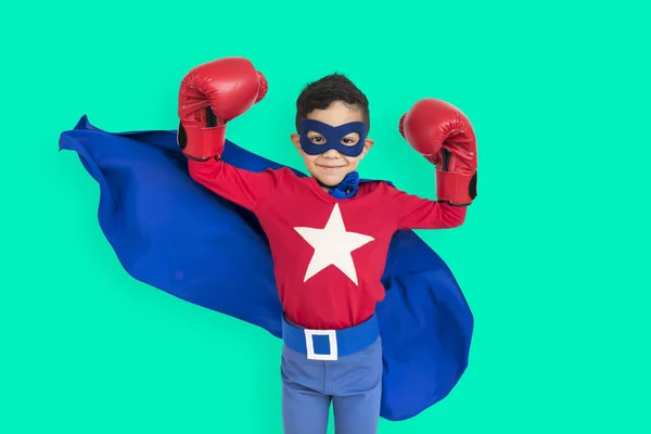 Chlapec na sobě kostým superhrdina — Stock fotografie