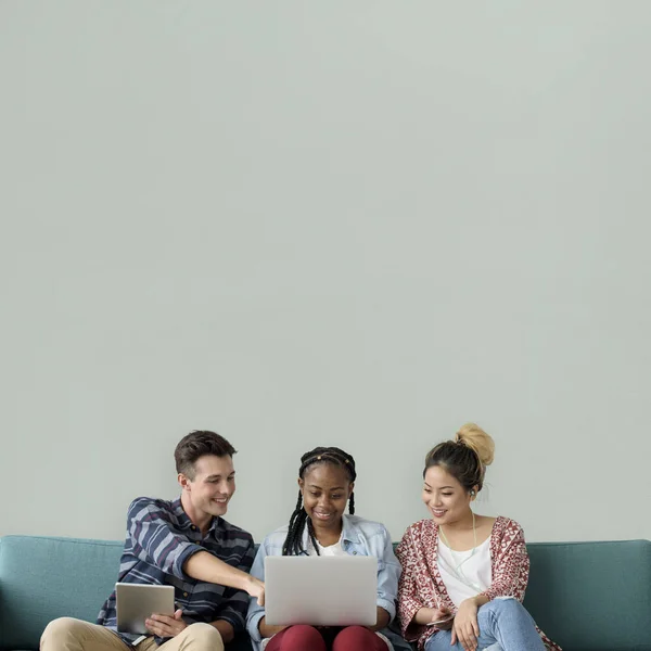 Studenten met behulp van digitale apparaten — Stockfoto