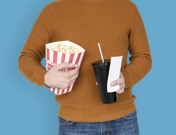 Людина тримає соду і попкорн коробку — стокове фото