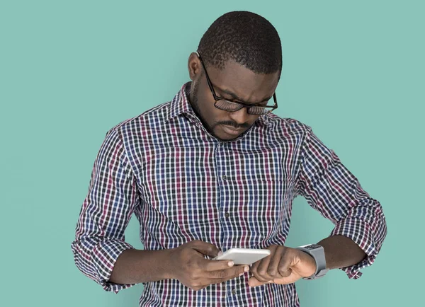 Μαύρο εθνικότητα άνθρωπος χρησιμοποιώντας το smartphone — Φωτογραφία Αρχείου