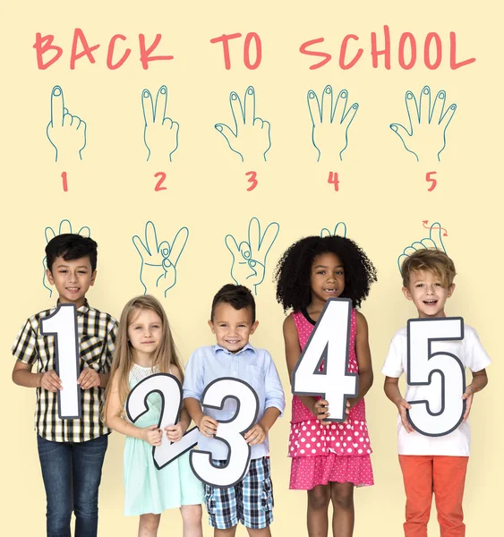 Crianças com números de papel — Fotografia de Stock
