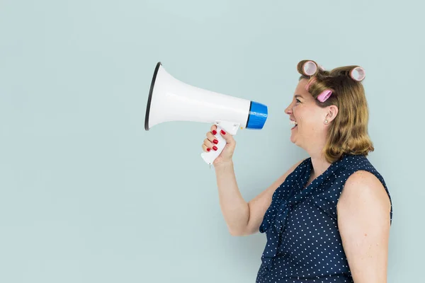 Femme avec des rouleaux de cheveux sur la tête — Photo