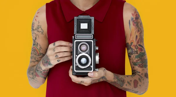 Uomo che tiene la fotocamera — Foto Stock