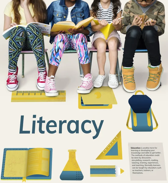 Crianças pré-escolares lendo livros — Fotografia de Stock