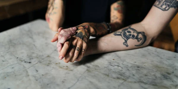 Tetování ruce drží pohromadě — Stock fotografie