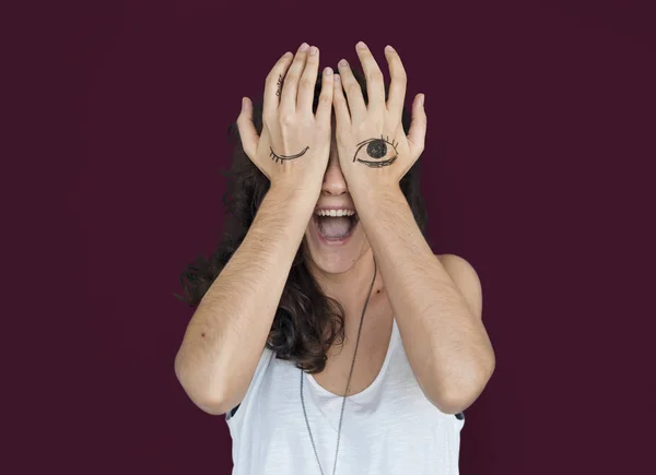Mulher cobrindo olhos com as mãos — Fotografia de Stock