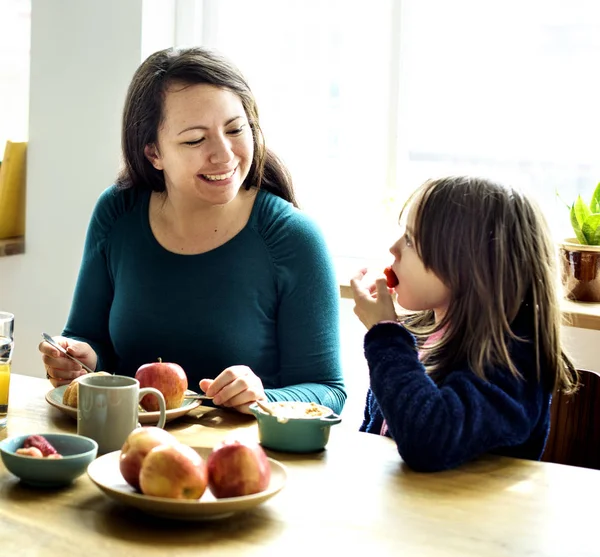 Mor och dotter äter — Stockfoto