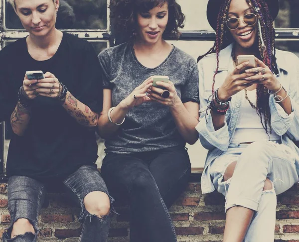 Mulheres Segurando Telefone Móvel — Fotografia de Stock