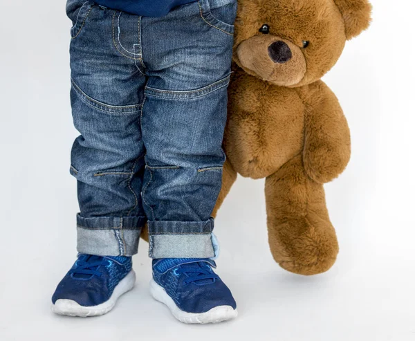 Niño sosteniendo oso de peluche —  Fotos de Stock