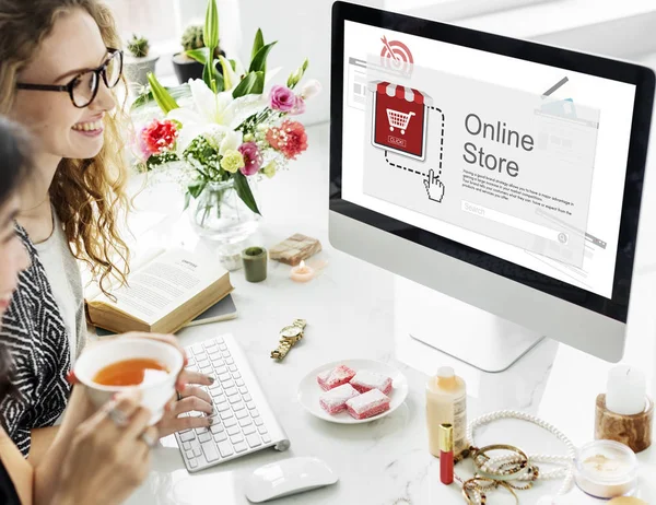 Mujeres sentadas en la mesa con computadora — Foto de Stock