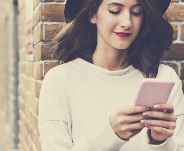 Mulher usando smartphone — Fotografia de Stock