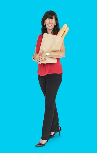 Mujer sosteniendo bolsa de papel — Foto de Stock