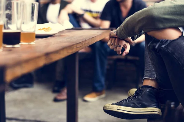 Amigos bebem cerveja artesanal — Fotografia de Stock