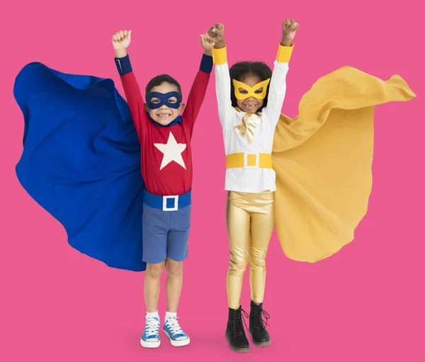 Copii în costume de supereroi — Fotografie, imagine de stoc