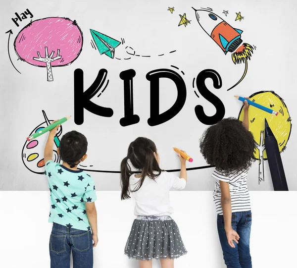 Barn ritar på väggen — Stockfoto