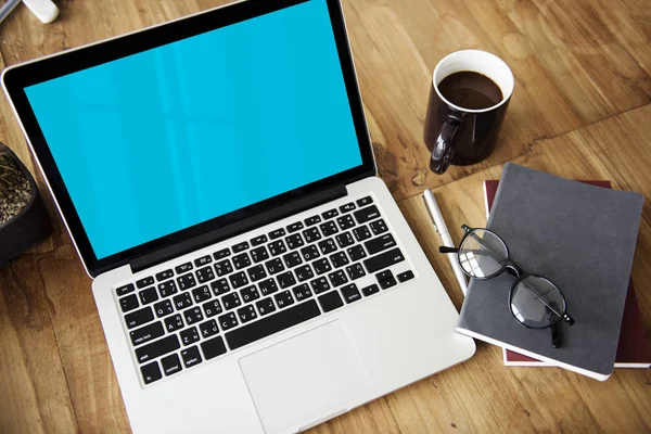 Geopende laptopcomputer op werkplek tafel — Stockfoto