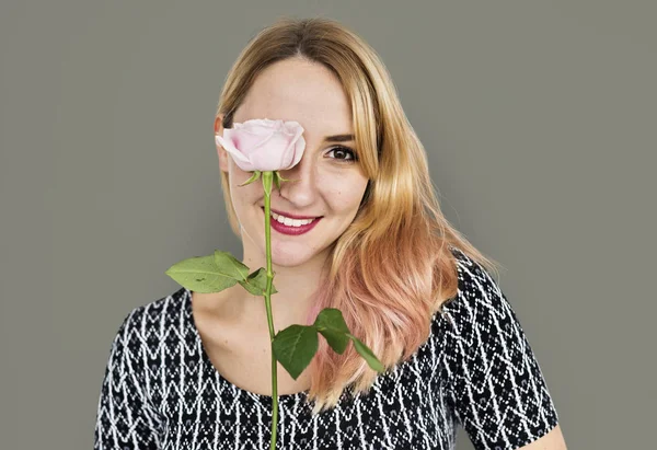 Mulher sorridente com flor de rosa — Fotografia de Stock