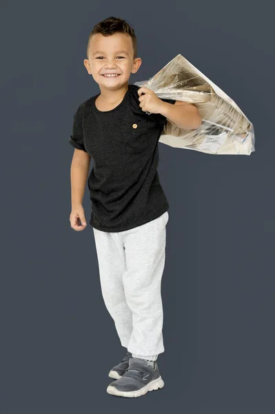 Хлопчик тримає окремі документи — стокове фото