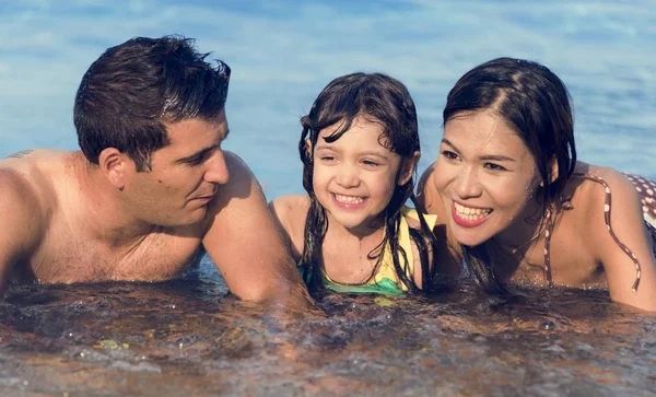 Felice famiglia in piscina — Foto Stock