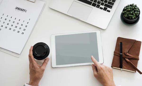 Homem usando tablet digital — Fotografia de Stock