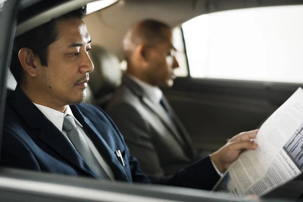 Homens de negócios sentados dentro do carro — Fotografia de Stock