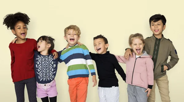 Niños sonrientes en el estudio — Foto de Stock