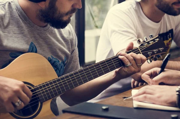 Adam gitar çalıyor. — Stok fotoğraf