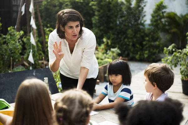 Gruppo di bambini sono in gite — Foto Stock