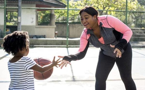 Moeder en dochter spelen basketbal — Stockfoto