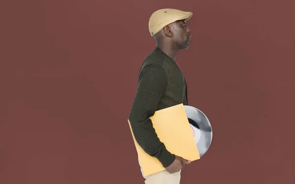 Uomo in berretto con disco in vinile — Foto Stock