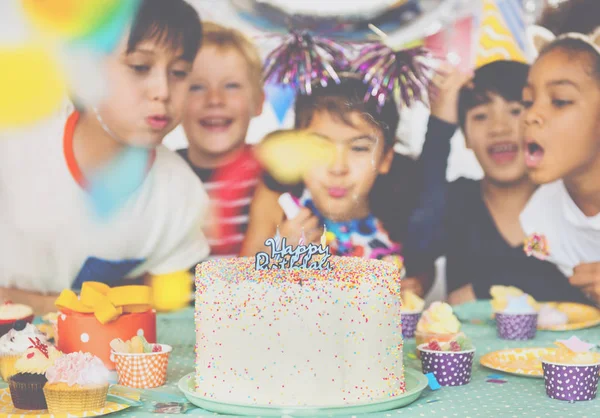 Niños celebrando fiesta — Foto de Stock