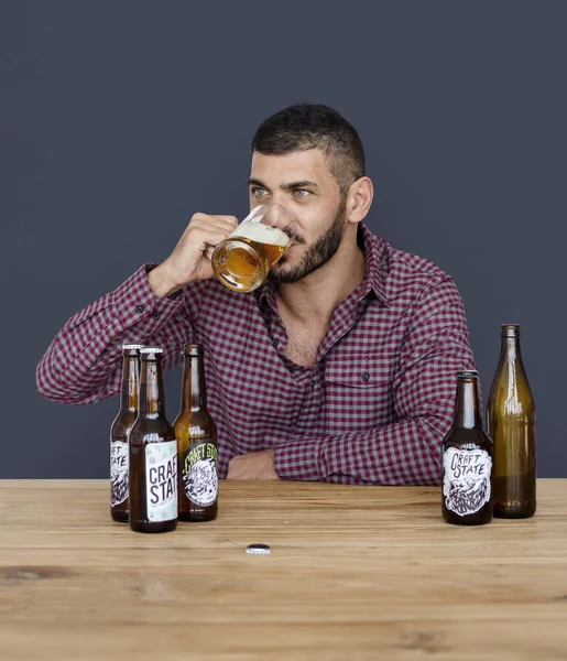 Uomo mediorientale che beve birra — Foto Stock