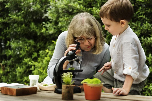 Nenek dan cucu dengan mikroskop — Stok Foto