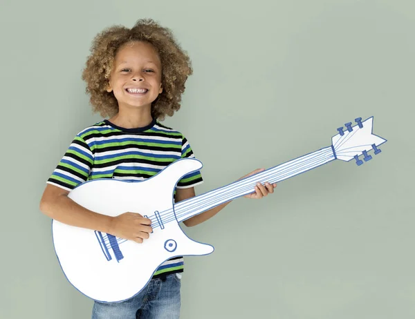 Niño pequeño con guitarra —  Fotos de Stock