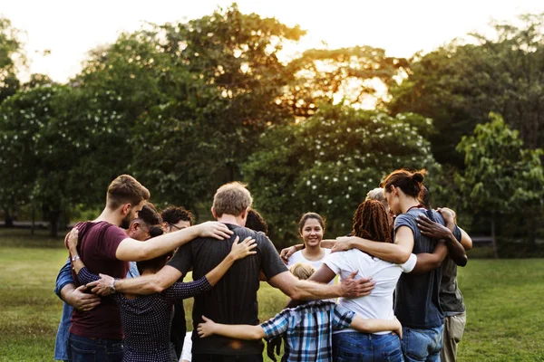 Diversidad Personas juntas en el parque — Foto de Stock