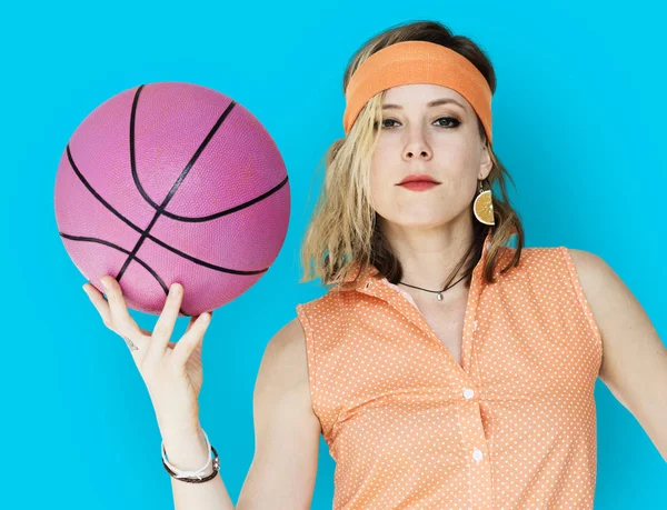 Жінка холдингу баскетбол — стокове фото