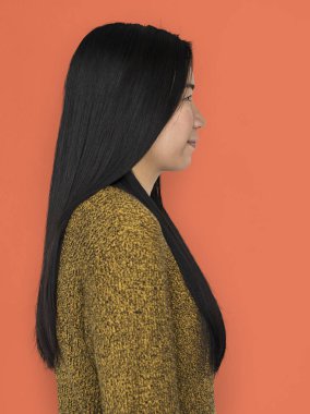 Siyah uzun saçlı Asyalı kadın