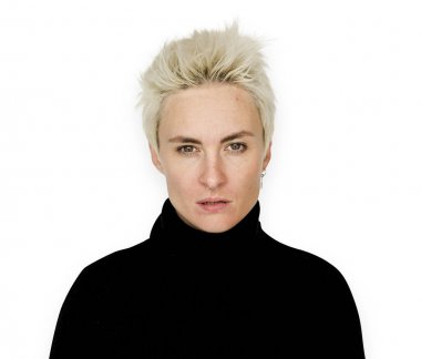  Bir siyah elbise bakarak sarışın kadınla