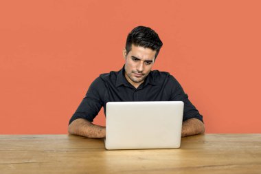 dizüstü bilgisayar kullanan adam